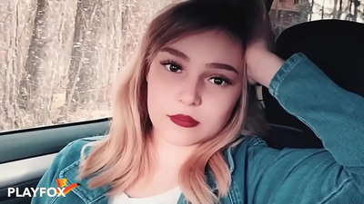 Сексуальна красуня радісно смокче дисконтну картку